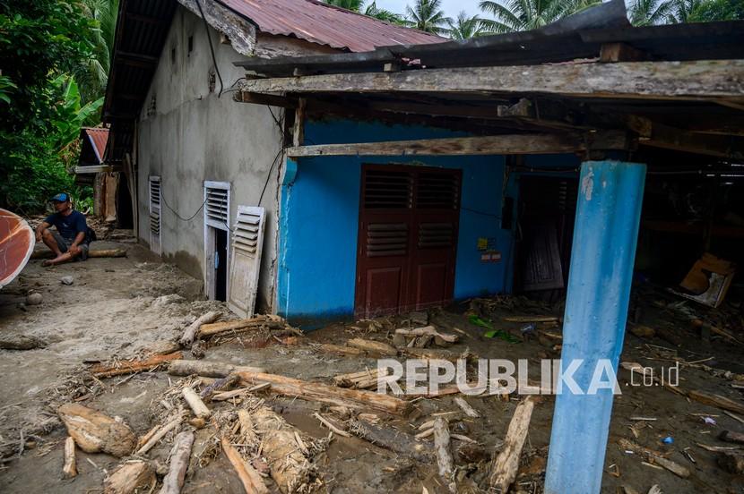 Banjir Masih Mengintai Sejumlah Wilayah Sulteng. Warga berada di dekat rumahnya yang tertimbun lumpur akibat banjir bandang di Desa Rogo, Kecamatan Dolo Selatan, Kabupaten Sigi, Sulawesi Tengah. Ilustrasi