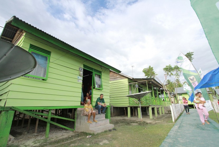 Warga berada di depan rumah Desa Sadar Badan Penyelenggara Jaminan Sosial (BPJS) Ketenagakerjaan di Desa Hutadaa, Kabupaten Gorontalo, Gorontalo, Senin (11/9).