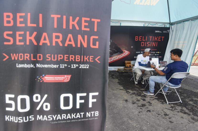 Warga berada di gerai offline penjualan tiket WSBK 2022 yang berlokasi di depan Pertamina Mandalika International Street Circuit di KEK Mandalika, Kecamatan Pujut, Praya, Lombok Tengah, NTB, Rabu (26/10/2022). Guna menarik antusiasme penonton WSBK Mandalika pada 11-13 November 2022, MGPA menawarkan diskon 50 persen tiket WSBK untuk empat kategori yaitu tiket kategori kelas festival, regular grandstand zona C, H dan I, premium grandstand zona A dan B serta premium grandstand zona J dan K bagi warga dengan KTP NTB.