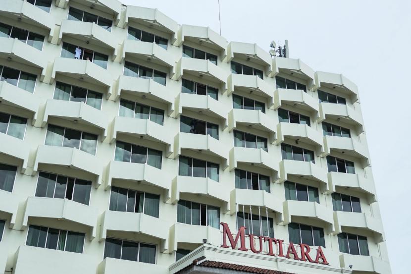 Warga berada di Hotel Mutiara, Malioboro, Yogyakarta, Selasa (15/2/2022). Pemerintah Daerah Istimewa Yogyakarta (DIY) memanfaatkan Hotel Mutiara sebagai shelter isolasi terpusat untuk warga seiring meningkatnya kasus COVID-19 di DIY.