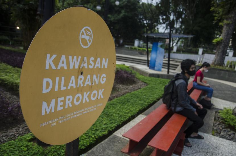 Warga berada di kawasan larangan merokok, (ilustrasi). Kemenkes akan menjadikan Bogor sebagai pilot project Kawasan Tanpa Rokok.