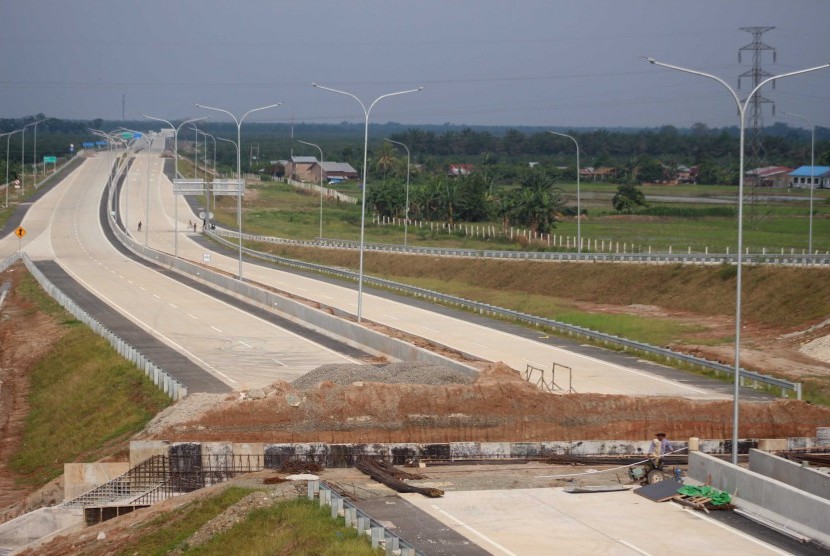 Warga berada di lokasi proyek pembangunan jalan tol Medan-Tebing Tinggi, Sumatra Utara, Jumat (14/4). 