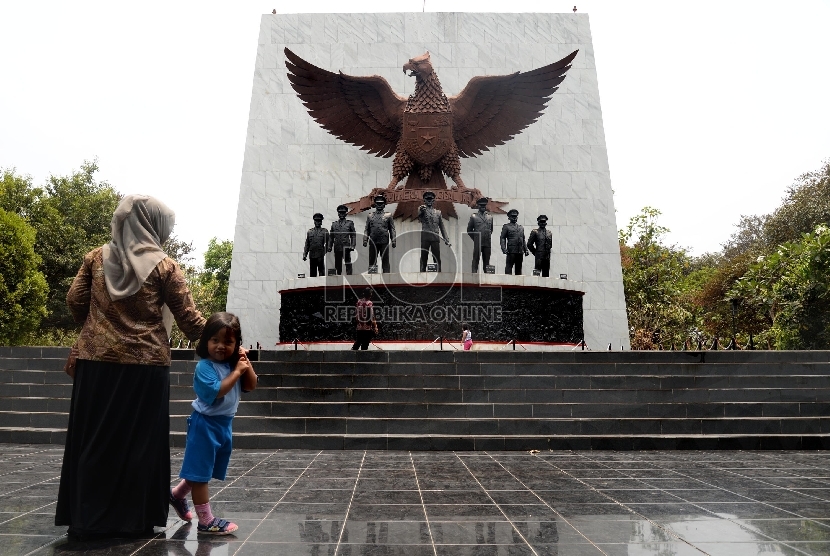  Warga berada di Monumen Pancasila Sakti, Jakarta, Selasa (29/9).