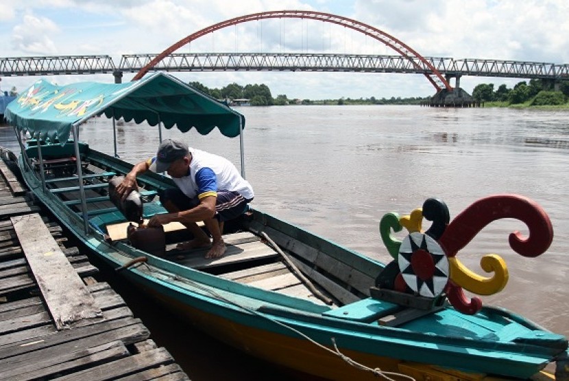  Warga berada di perahu miliknya di sekitar Jembatan Sungai Kahayan, Desa Pahandut, Kec. Pahandut, Kota Palangkaraya, Kalteng, Senin (6/5)