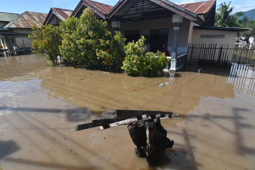 Warga berada di rumahnya yang terendam banjir di Palu, Sulawesi Tengah, Sabtu (12/3/2022). (Ilustrasi)