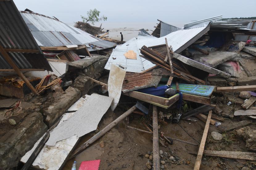 Warga berada di sekitar rumah yang rusak akibat diterjang banjir bandang di Desa Torue, Kabupaten Parigi Moutong, Sulawesi Tengah, Jumat (29/7/2022). 