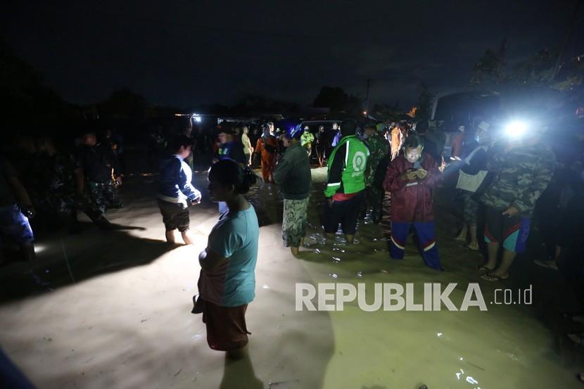 Warga berada di tengah banjir luapan Sungai Pantai Bokek di Komplek Perumahan De Flamboyan, Tanjung Selamat, Medan, Sumatra Utara, Jumat (4/12/2020) dini hari. Sedikitnya enam orang meninggal dunia pada peristiwa bencana banjir tersebut. 