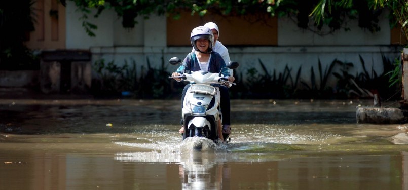 Warga berakifitas saat banjir yang melanda kawasan Petogogan, Jakarta Selatan, Minggu (12/2). (Republika/Prayogi)