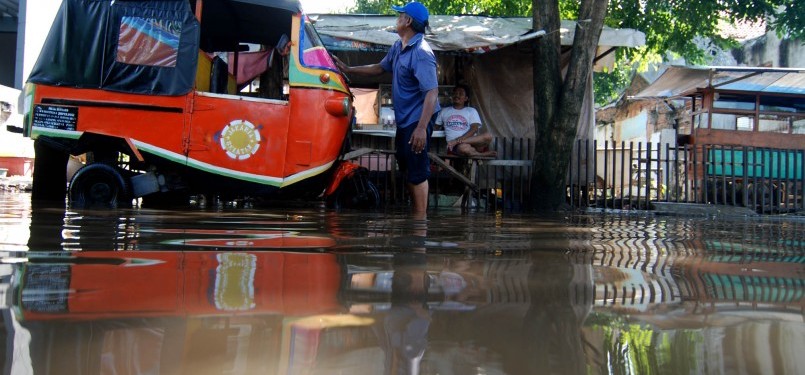 Warga berakifitas saat banjir yang melanda kawasan Petogogan, Jakarta Selatan, Minggu (12/2). (Republika/Prayogi)