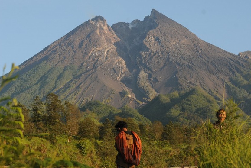 Warga beraktifitas dengan berlatar belakang Gunung Merapi di Balerante, Kemalang, Klaten, Jawa Tengah (ilustrasi)