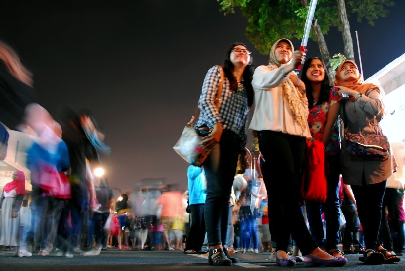  Warga beraktifitas di jalanan Asia Afrika yang menyelenggarakan Car Free Night, Bandung, Jawa Barat, Sabtu (16/5).