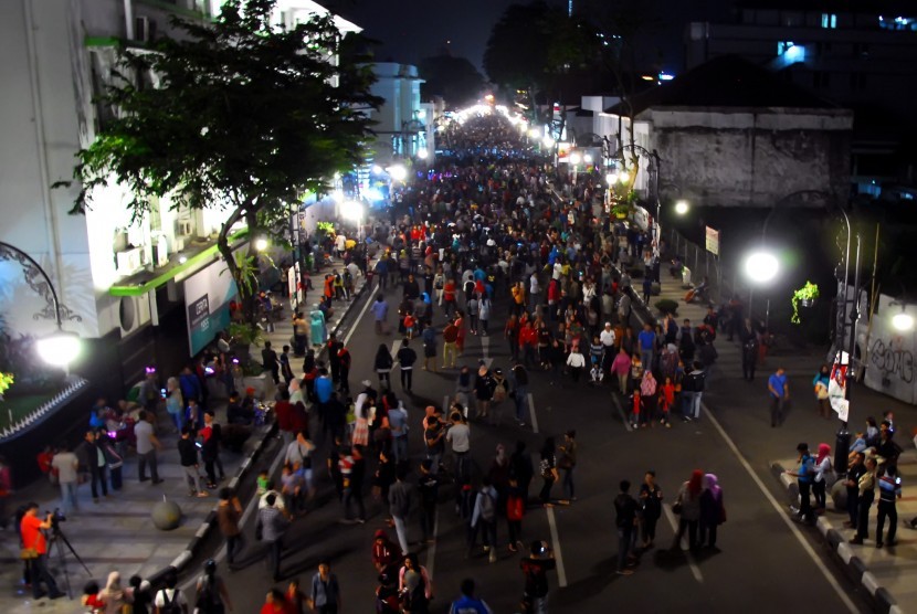 Warga beraktifitas di jalanan Asia Afrika yang menyelenggarakan Car Free Night, Bandung, Jawa Barat, Sabtu (16/5).