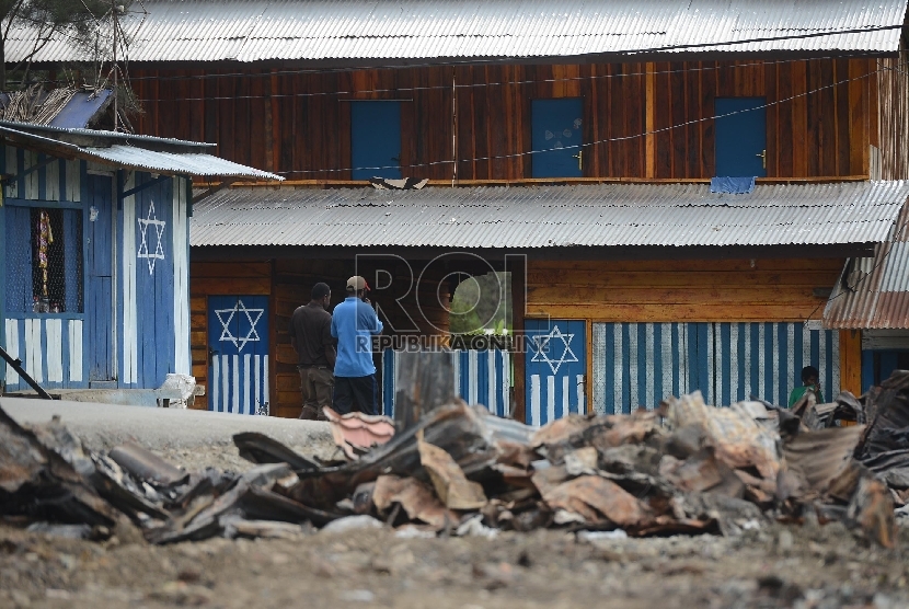  Warga beraktifitas di lokasi terbakarnya kios dan Mushollla di Tolikara, Papua, Kamis (23/7).