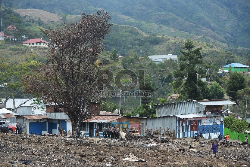  Warga beraktifitas di lokasi terbakarnya kios dan Mushollla di Tolikara, Papua, Kamis (23/7).
