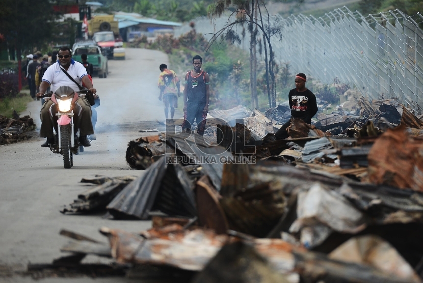 Warga beraktifitas di lokasi terbakarnya kios dan Mushollla di Tolikara, Papua, Kamis (23/7).