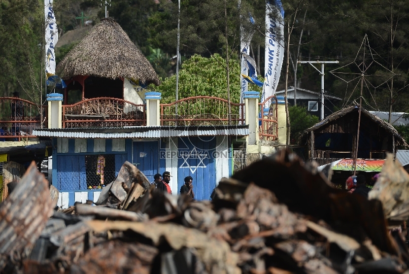 Warga beraktifitas di lokasi terbakarnya kios dan Mushollla di Tolikara, Papua, Kamis (23/7). 