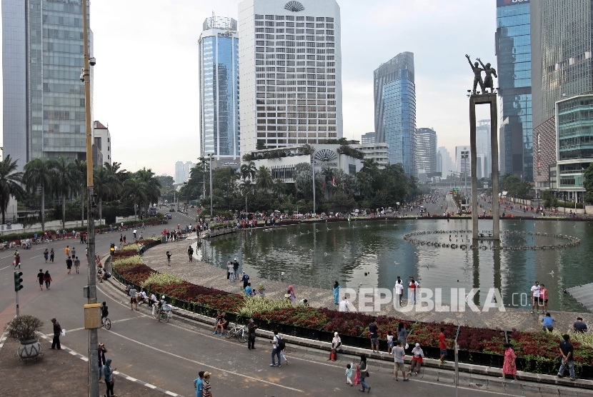  Warga beraktifitas saat berlangsungnya Hari Bebas Kendaraan Bermotor (HBKB) di Kawasan Bundaran HI, Jakarta Pusat, Ahad (1/1). 