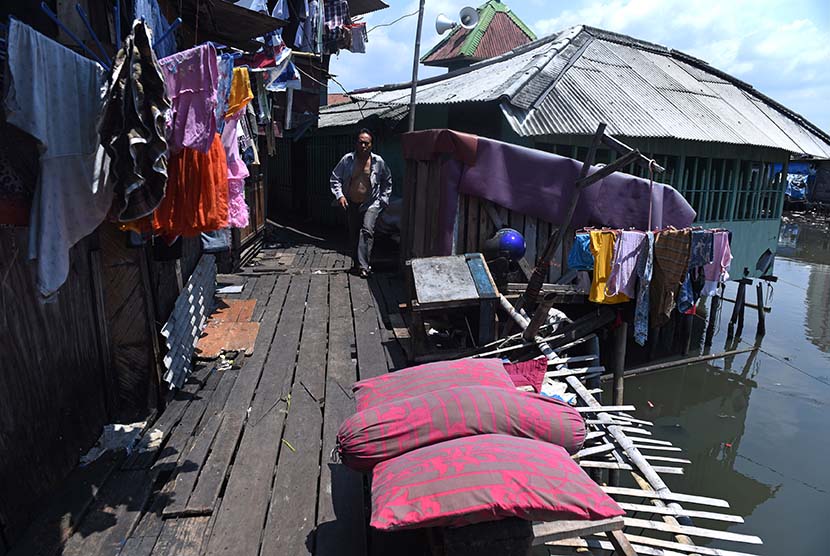 Warga beraktivitas di area permukiman di kawasan Luar Batang, Jakarta, Senin (28/3).  (Antara/Hafidz Mubarak A)