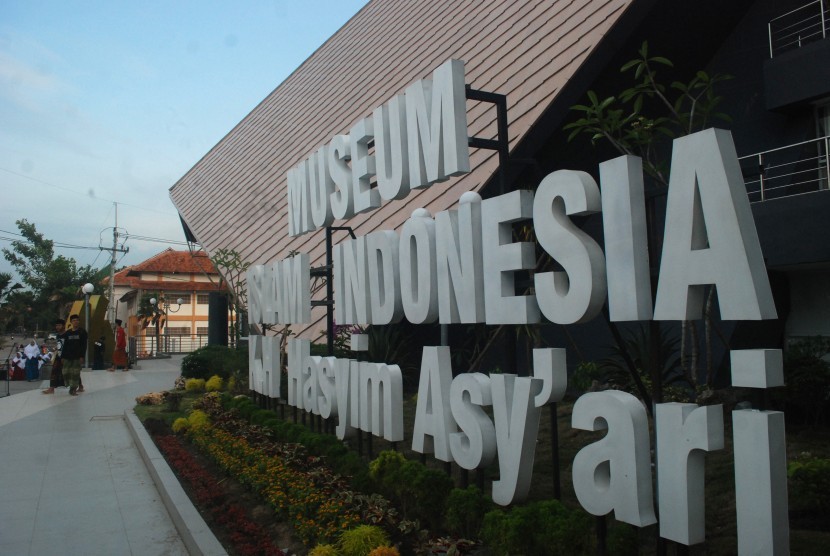 Warga beraktivitas di areal Museum Islam Indonesia KH Hasyim Asy