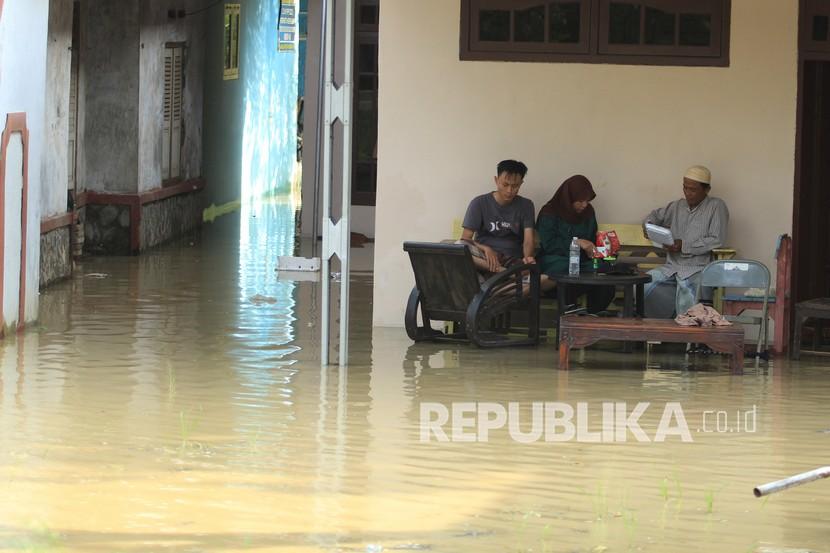 Warga beraktivitas di dalam rumah mereka saat banjir merendam wilayah Karangsinom, Kecamatan Kandanghaur, Indramayu, Jawa Barat, Selasa (9/2/2021). 