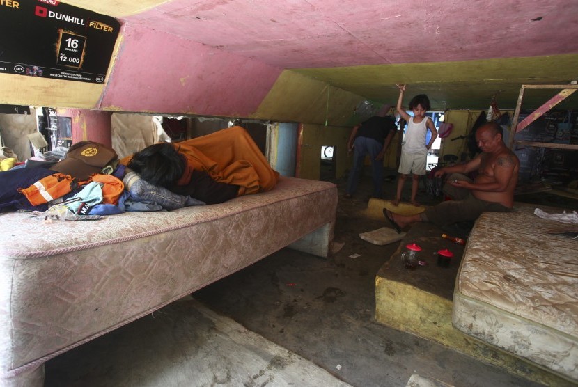 Warga beraktivitas di dalam tempat tinggal mereka di kolong Tol Pluit, Penjaringan, Jakarta, Kamis (17/3).