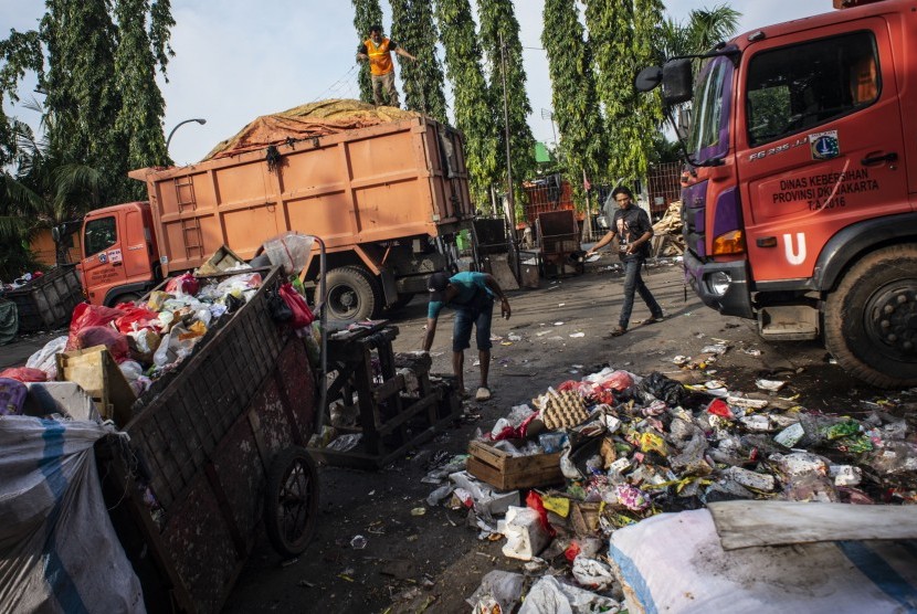 Warga beraktivitas di dekat truk pengangkut sampah, ilustrasi