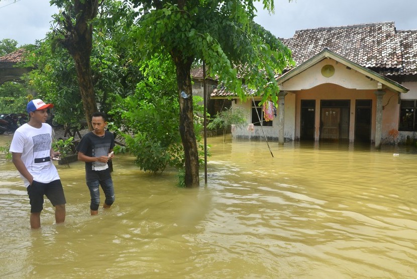 Warga beraktivitas di depan rumahnya yang terdampak banjir di Desa Kasihan, Sukolilo, Pati, Jawa Tengah, Senin (28/1/2019). (Ilustrasi)