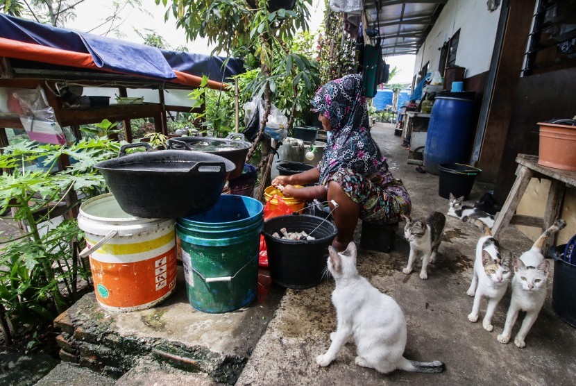 Warga beraktivitas di Kampung Akuarium, Jakarta, Jumat (12/4/2019). 