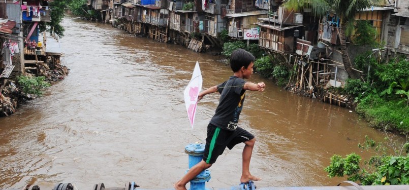 Warga beraktivitas di kawasan permukiman pinggiran Sungai Ciliwung, Manggarai, Jakarta Selatan, Selasa (31/1). (Aditya Pradana Putra)
