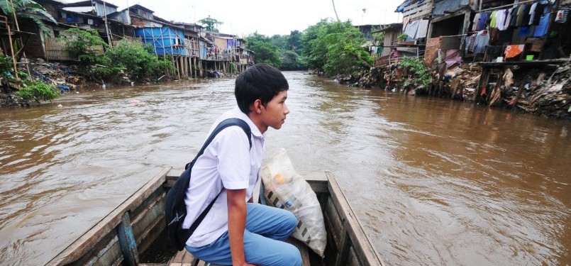 Warga beraktivitas di kawasan permukiman pinggiran Sungai Ciliwung, Manggarai, Jakarta Selatan, Selasa (31/1). (Aditya Pradana Putra)