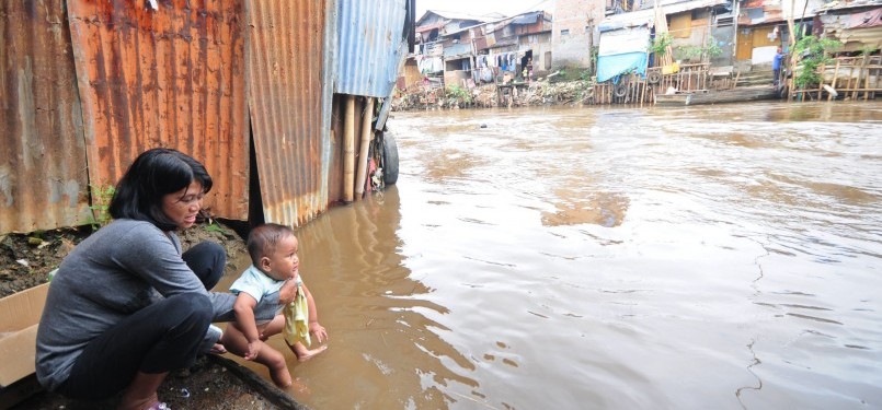 Warga beraktivitas di kawasan permukiman pinggiran Sungai Ciliwung, Manggarai, Jakarta Selatan, Selasa (31/1). (Aditya Pradana Putra)