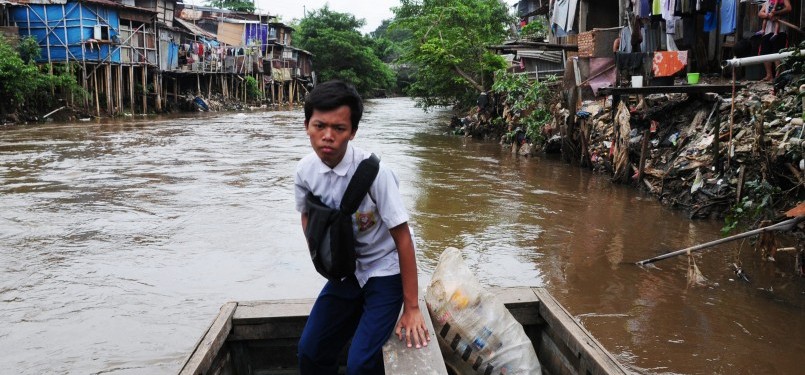 Warga beraktivitas di kawasan permukiman pinggiran Sungai Ciliwung, Manggarai, Jakarta Selatan, Selasa (31/1). (Aditya Pradana Putra)