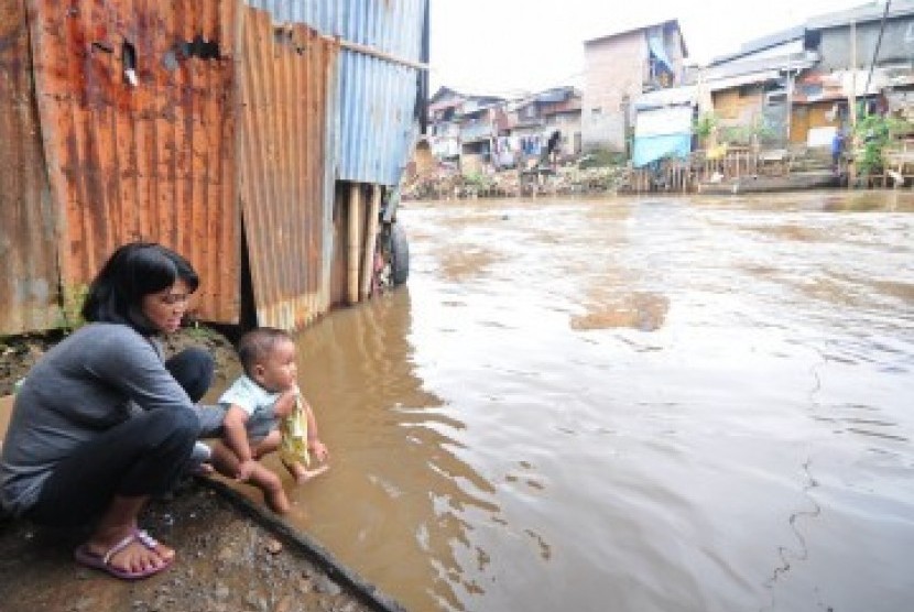 Warga beraktivitas di kawasan permukiman pinggiran Sungai Ciliwung, Manggarai, Jakarta Selatan, Selasa (31/1). (Aditya Pradana Putra)