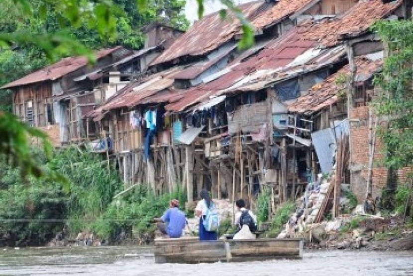 Warga beraktivitas di kawasan permukiman pinggiran Sungai Ciliwung, Manggarai, Jakarta Selatan, Selasa (31/1). (Aditya Pradana Putra)