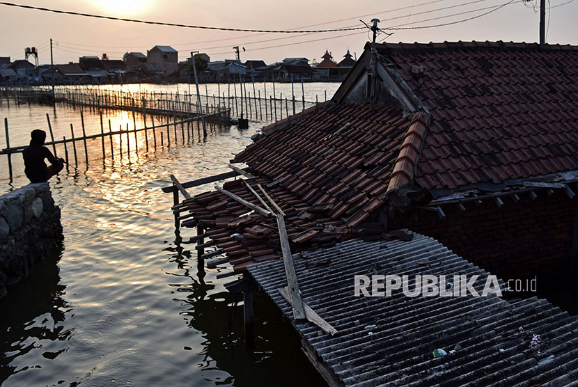 Warga beraktivitas di kawasan permukiman yang terendam rob (banjir pasang air laut) di Tanjung Emas, Semarang, Jawa Tengah, Jumat (6/4).