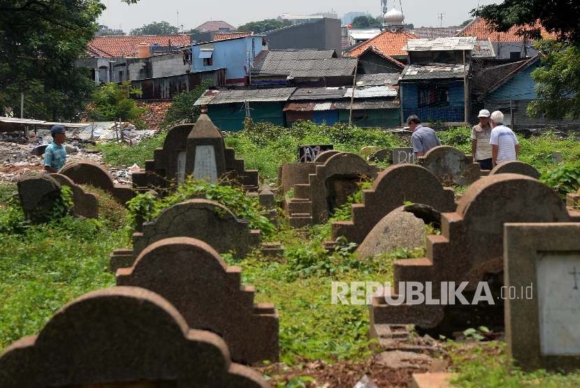 Warga beraktivitas di kawasan Tempat Pemakaman Umum (TPU) Menteng Pulo, Jakarta, Jumat (1/4).