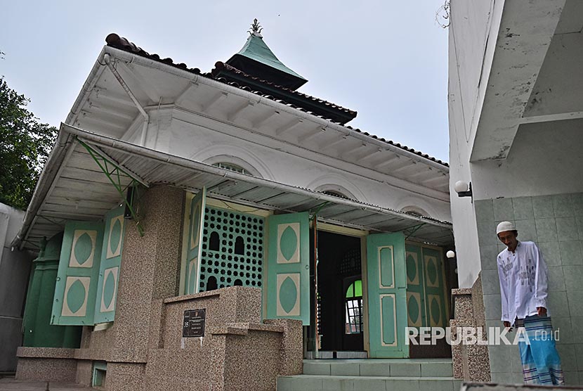 Warga beraktivitas di kompleks Masjid Layur, Dadapsari, Semarang, Jawa Tengah, Sabtu (19/5). Masjid yang termasuk cagar budaya tersebut didirikan pada 1802 oleh saudagar asal Yaman (Semenanjung Arab) dan saat ini masih terawat .