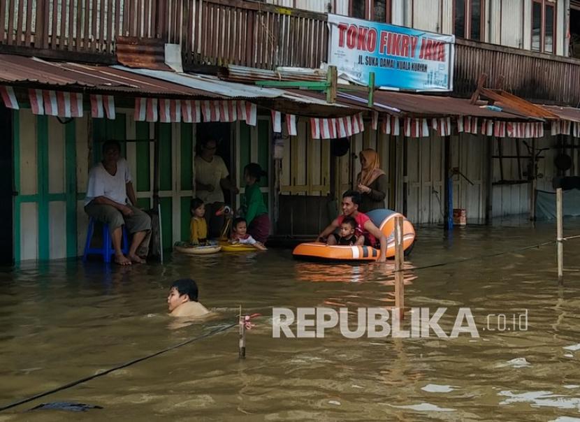 Warga beraktivitas di permukiman sekitar rumahnya yang terendam banjir di Desa Mentaya Hulu, Kabupaten Kotawaringin Timur, Kalimantan Tengah, (ilustrasi).