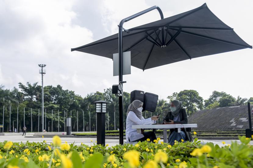 Warga beraktivitas di Saung Tenaga Surya di Taman Tegalega, Kota Bandung, Rabu (19/1/2022). Pemkot Bandung mengatakan taman kota akan dibuka saat PPKM ada di Level 2.