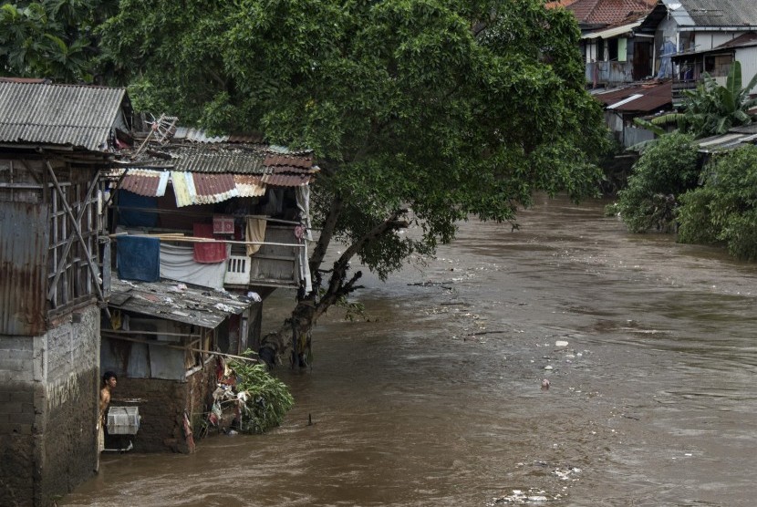 Warga beraktivitas di sekitar bantaran Sungai Ciliwung kawasan Manggarai, Jakarta, Jumat (17/2).