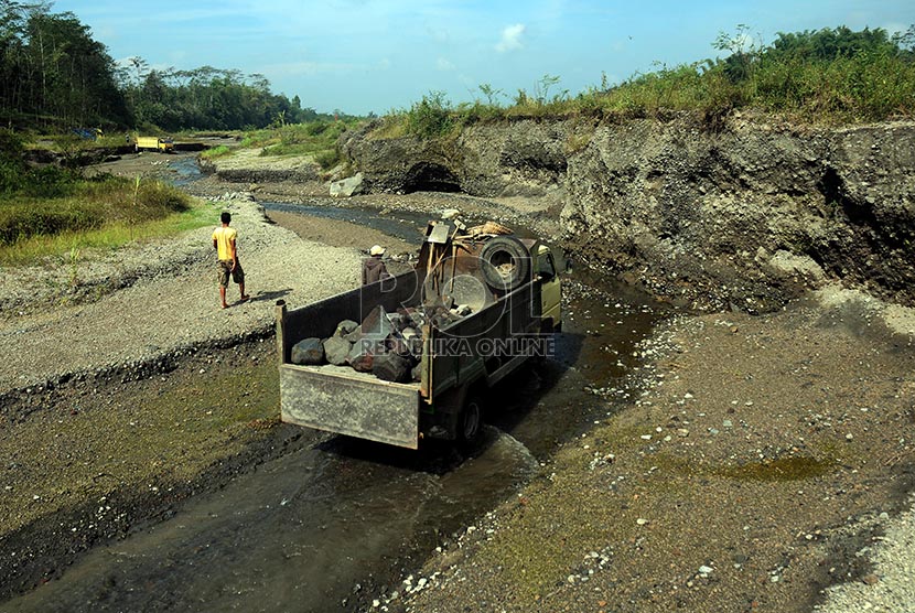 Warga beraktivitas di sekitar dam Bladak yang merupakan sungai utama aliran lahar dingin Gunung Kelud di Desa Gambar, Blitar, Jawa Timur, Selasa (18/2).