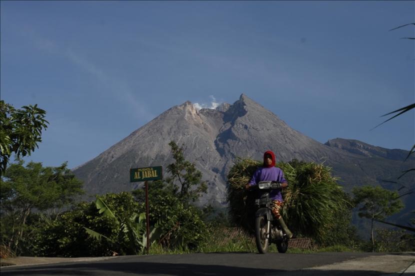 Warga beraktivitas di sekitar kawasan Gunung Merapi, di Klaten, Yogyakarta pada 7 November 2020. 