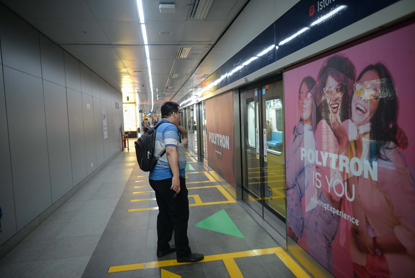 Warga beraktivitas di stasiun MRT di kawasan Dukuh Atas, Jakarta, Senin (16/3). Warga diserukan mengikuti social distancing, naik MRT hanya untuk keperluan mendesak.