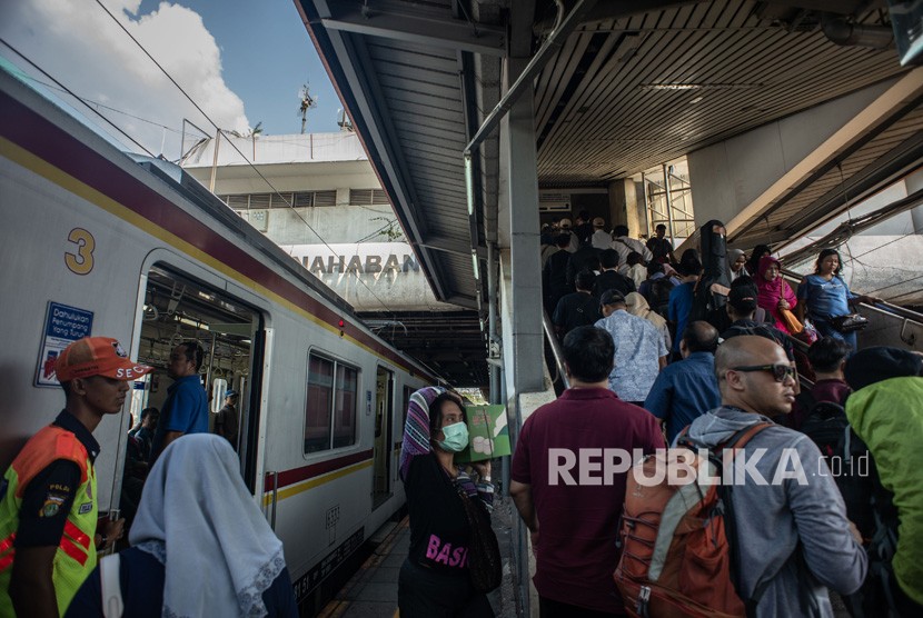 Warga beraktivitas di Stasiun Tanah Abang, Jakarta, Kamis (23/5/2019).