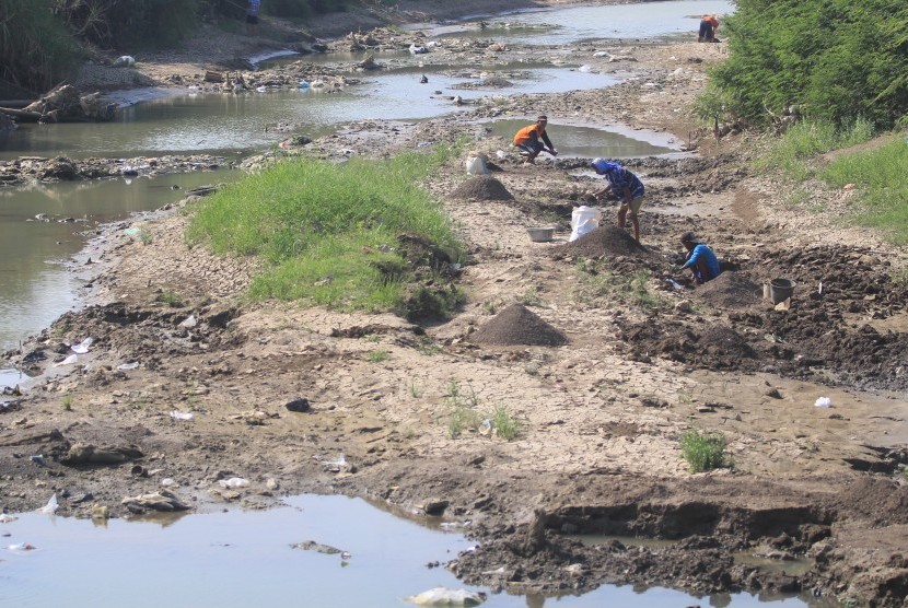 Warga beraktivitas di Sungai Cipanas, Desa Pegagan, Kecamatan Terisi, Indramayu.