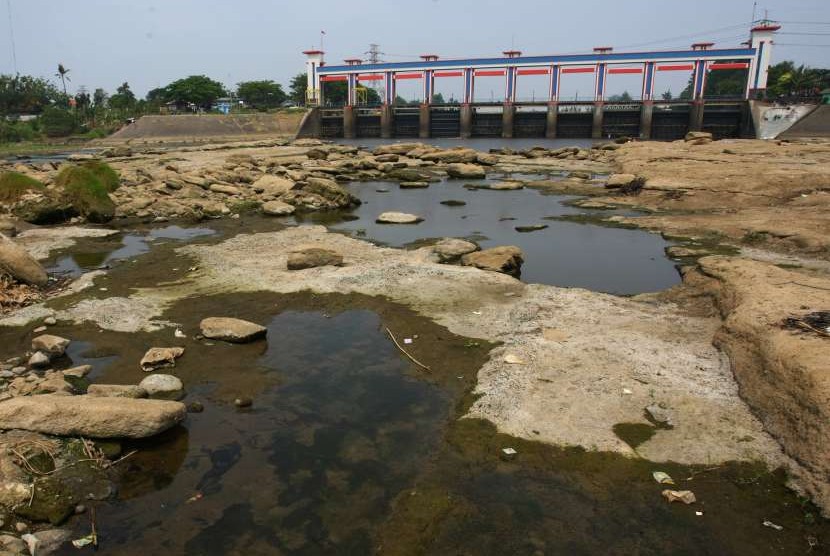 Warga beraktivitas di sungai Cisadane yang mulai mengering di kawasan Pintu Air 10, Tangerang, Banten, Kamis (23/8).