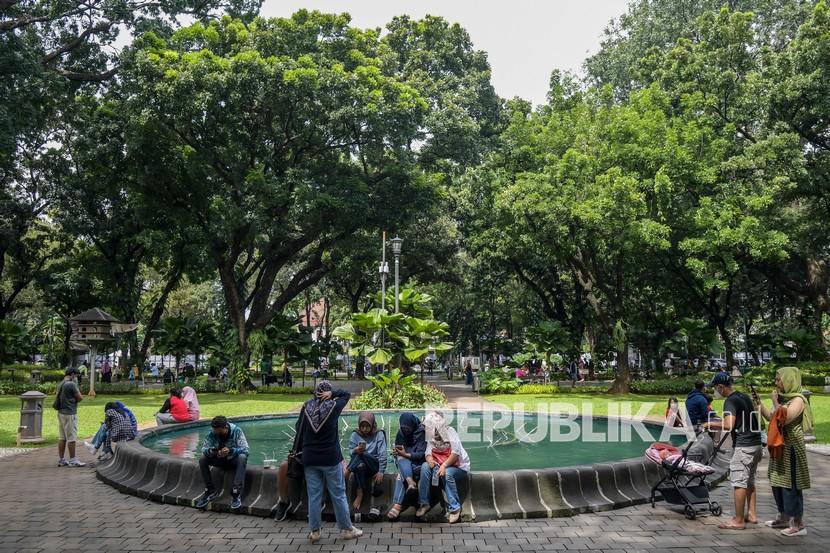 Warga beraktivitas di Taman Suropati, Jakarta, Ahad (2/1/2022). Taman Kota menjadi salah satu tempat alternatif bagi warga di Ibu Kota untuk berolahraga sekaligus berekreasi saat libur tahun baru 2022 di tengah pandemi COVID-19. 