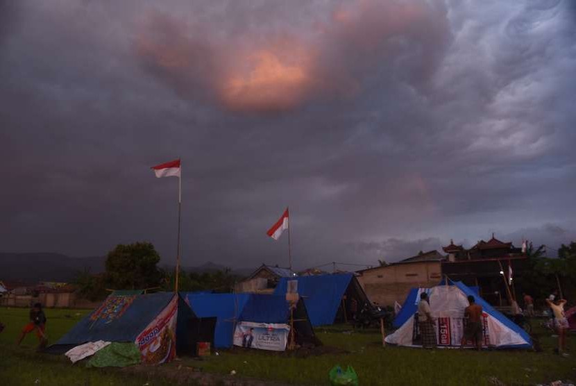 Warga beraktivitas di tenda darurat di Lombok Utara