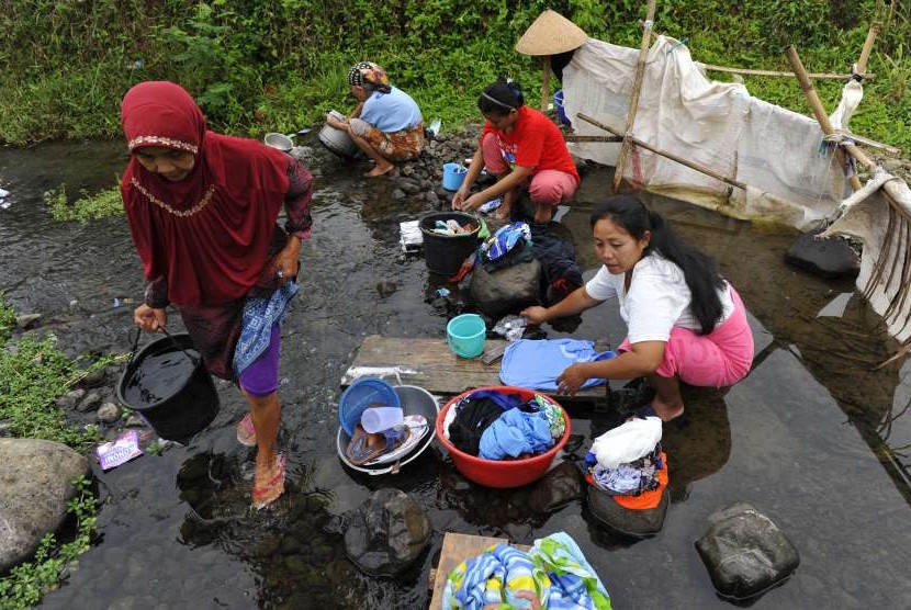 Warga beraktivitas mencuci baju dan piring di aliran Sungai Ciwulan Kampung Tamansari, di Tasikmalaya, Jawa Barat, Selasa (25/9).