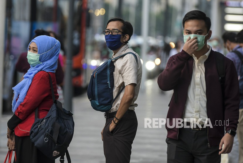 Warga beraktivitas menggunakan masker. Wagub Bali menyerukan warganya menggunting masker bekas pakai agar tak disalahgunakan.